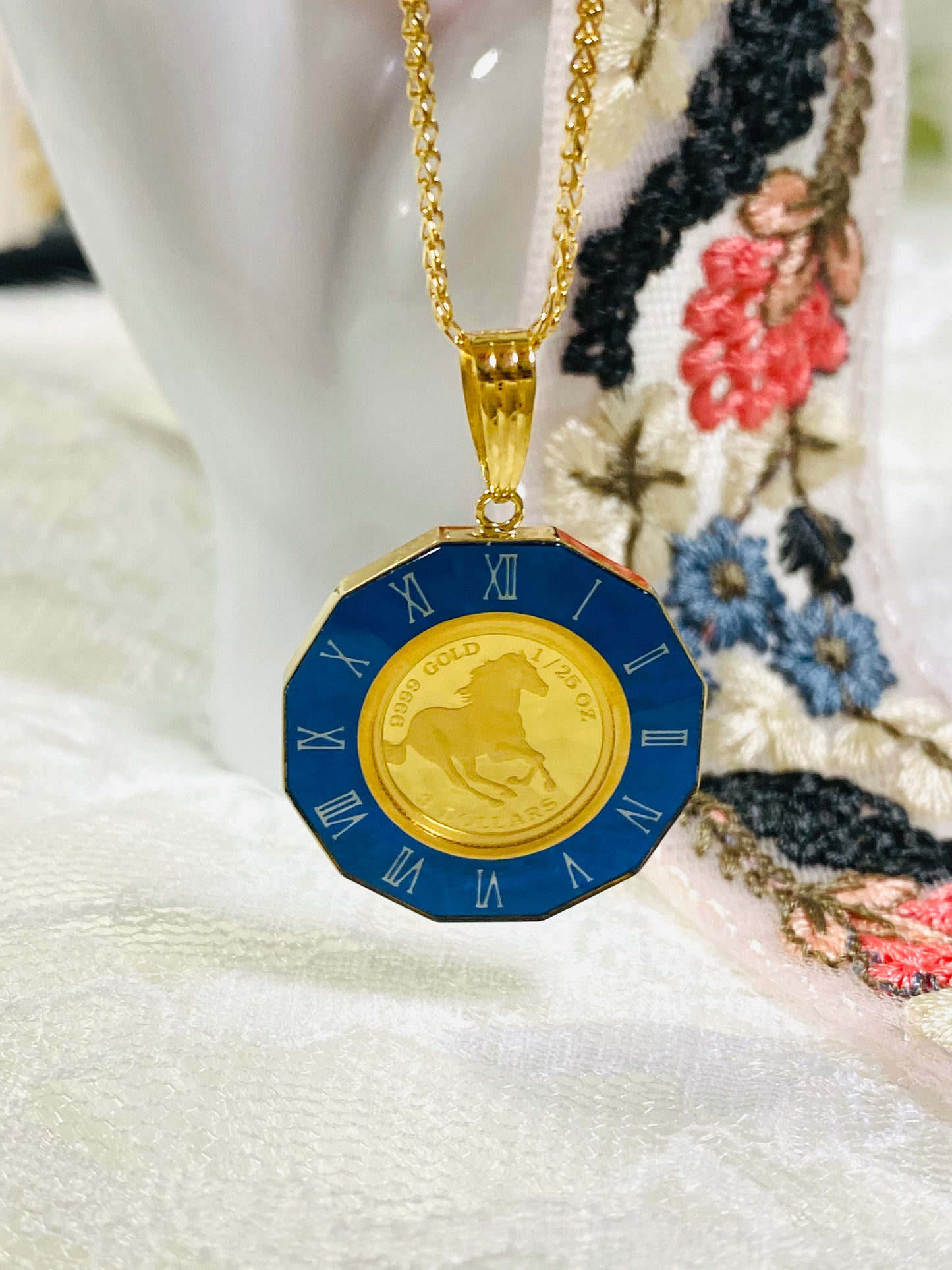 K18/24 w/ glass Elizabeth/Horse Pendant Top